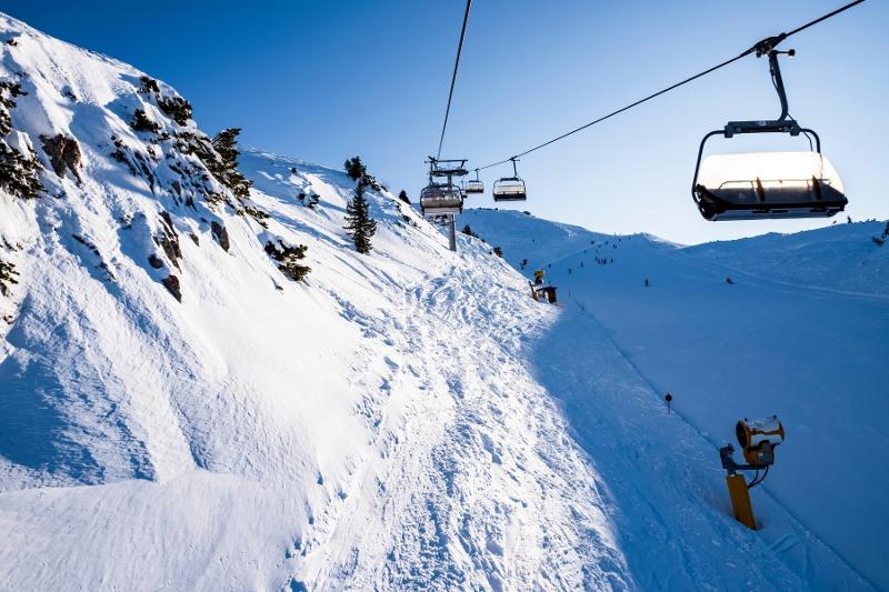 Piste nere e fuoripista adrenalinici al campo invernale sci e snowboard