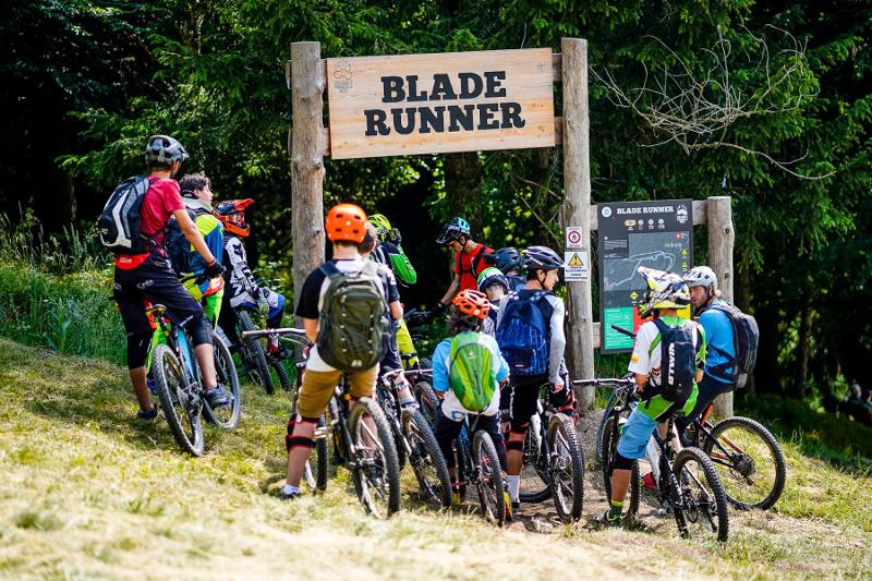 I ragazzi del campo estivo mountain bike si fermano davanti a un percorso 