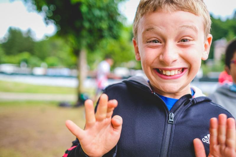 Un ragazzo sorride e si diverte al campo estivo multisport