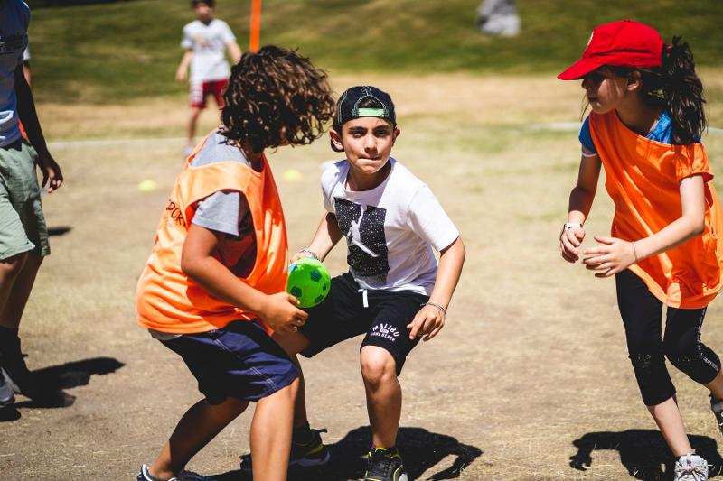 I partecipanti del campo estivo multisport giocano una partita di pallamano