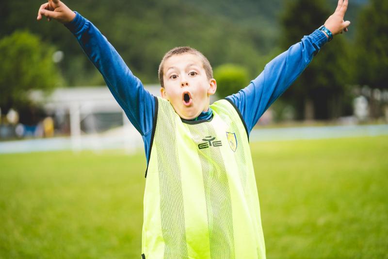 Un partecipante del campo estivo multisport esulta dopo un gol