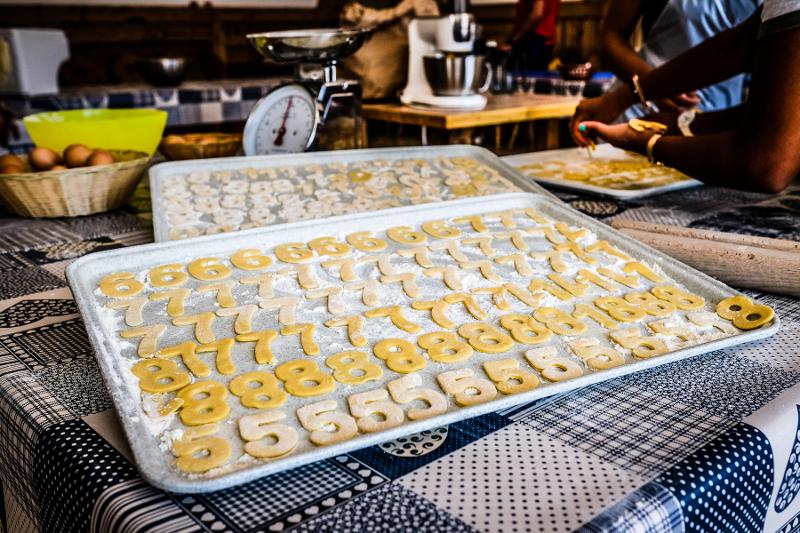 Al campo estivo cucina si vedono dei biscotti da infornare a forma di numeri