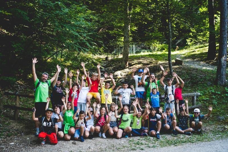 Durante il campo estivo Trentino Alto Adige il gruppo scatta una foto con le mani in aria