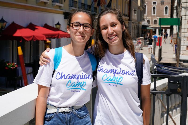 Ai campi estivi per ragazzi 16 anni due amiche scattano una foto insieme sorridendo
