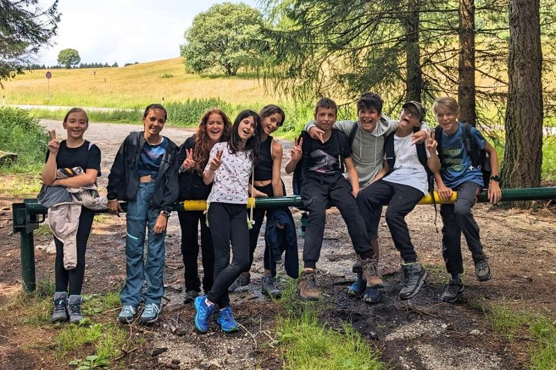 Grandi amicizie tra le montagne al campo estivo inglese