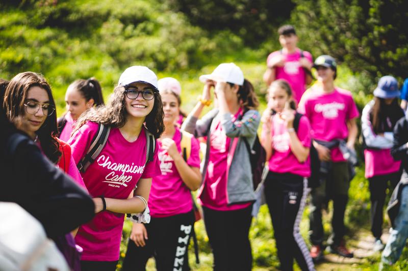 Durante il campo estivo montagna, alcune ragazze sorridono prima di partire per 