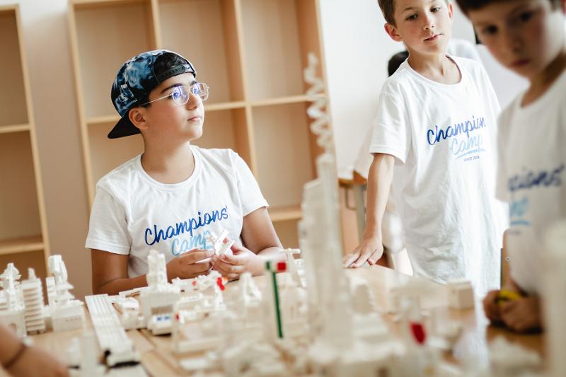 I bambini progettano delle strutture bianche in miniatura al campo estivo Trentino Alto Adige di Lego