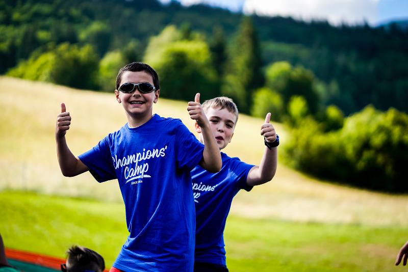 Due ragazzi si divertono e fanno i pollici in su al campo estivo Trentino Alto Adige di Lego