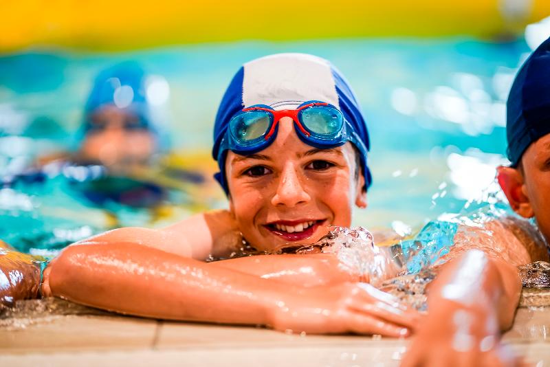 Un ragazzo del campo estivo Trentino Alto Adige di Lego sorride a bordo piscina