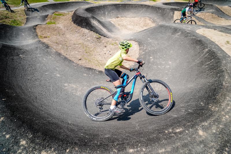 Un ragazzo percorre una pista scura in bici al campo estivo mountain bike