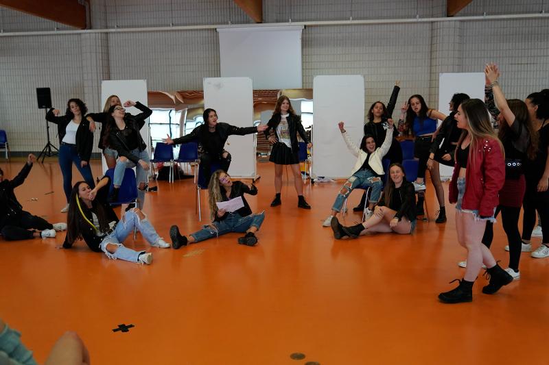 Al campo estivo recitazione, i ragazzi inventano una performance cantando e ballando in una sala