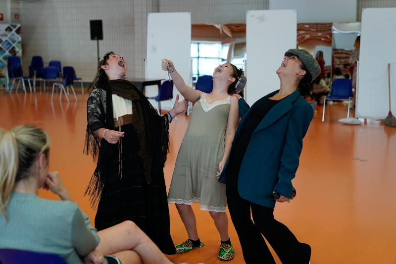 Al campo estivo recitazione tre ragazzi travestiti con abiti vintage urlano verso il cielo