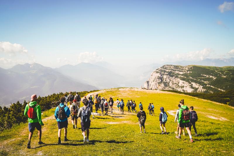 Al campo estivo internazionale il gruppo sta facendo una escursione in montagna nel verde