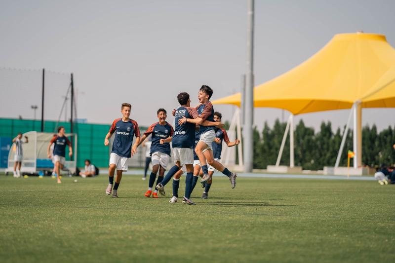 Ai campi estivi calcio Italia un gruppo di ragazzi esulta in campo