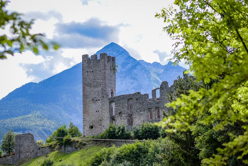 Al campo estivo arrampicata si vede un castello con sfondo montano nel verde