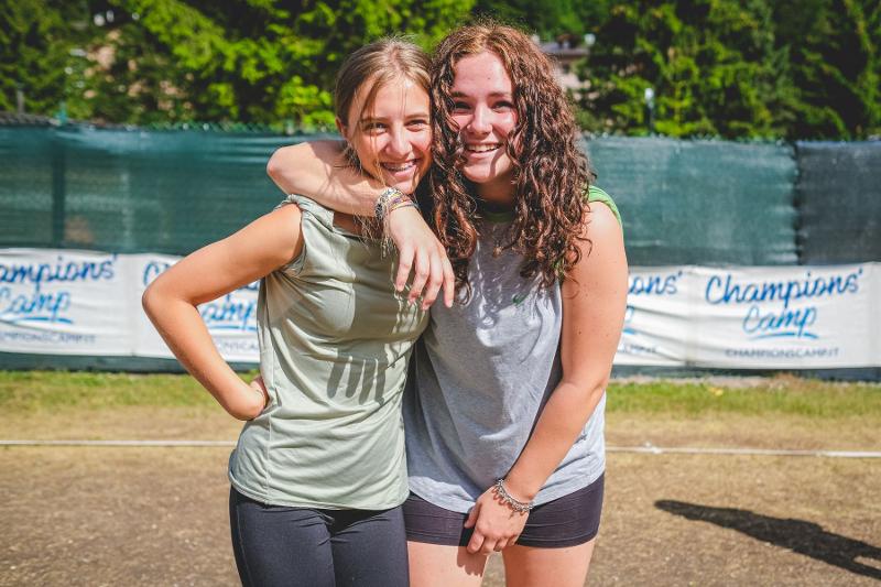Due ragazze si abbracciano al campo estivo teatro