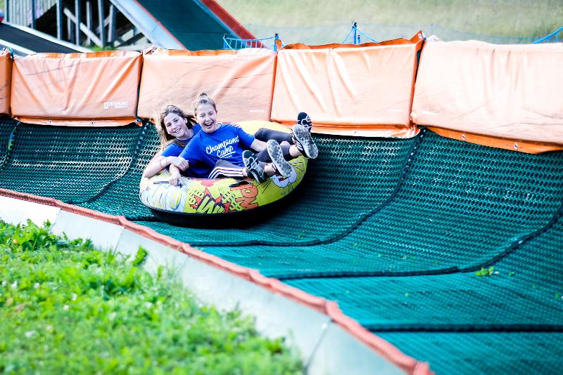 Al campo estivo teatro due ragazze si trovano su un gommone in un percorso al parco divertimenti