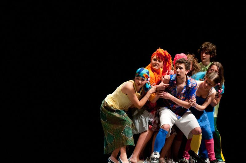 Sceneggiature ed esibizioni emozionanti al campo estivo teatro