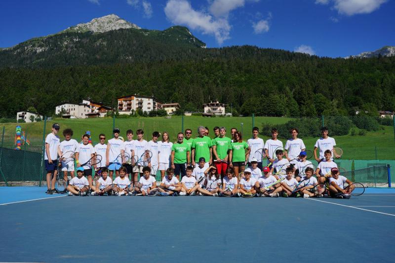 Il gruppo completop del campo estivo tennis e multisport posa per una foto sui campi da tennis