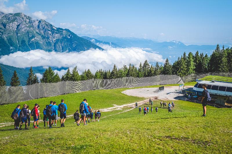 Paesaggi incredibili e passeggiate sulle montagne al campo estivo rugby