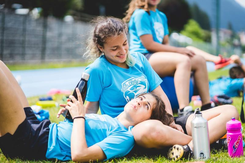 Due ragazze si riposano dopo un allenamento al campo estivo rugby