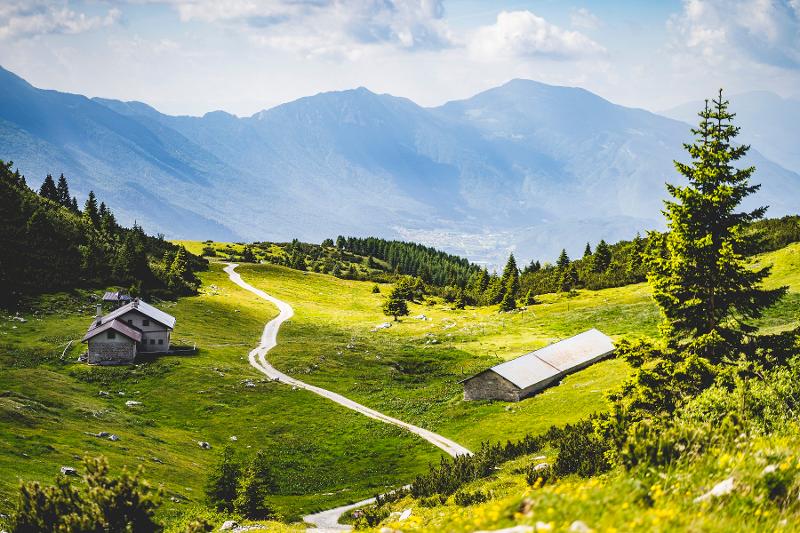 Il panorama del campo estivo pallavolo consiste in montagna, tanto verde e alcune case nella natura