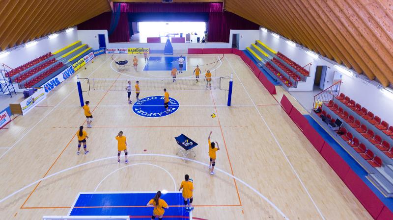 Al campo estivo pallavolo i ragazzi si allenano su tutto il campo divisi in squadre