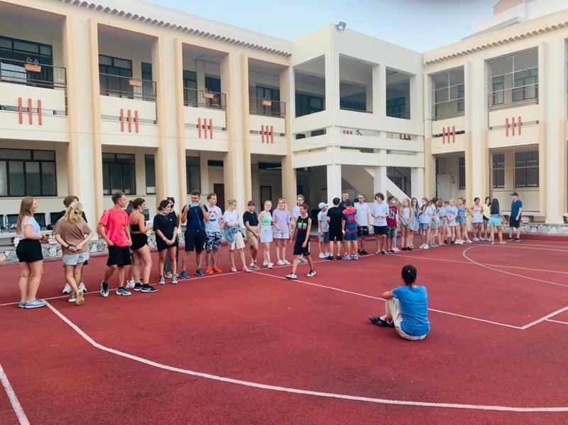 Al campo estivo internazionale a Cipro i ragazzi sono in un area esterna alla struttura che stanno facendo attività sportiva insieme 