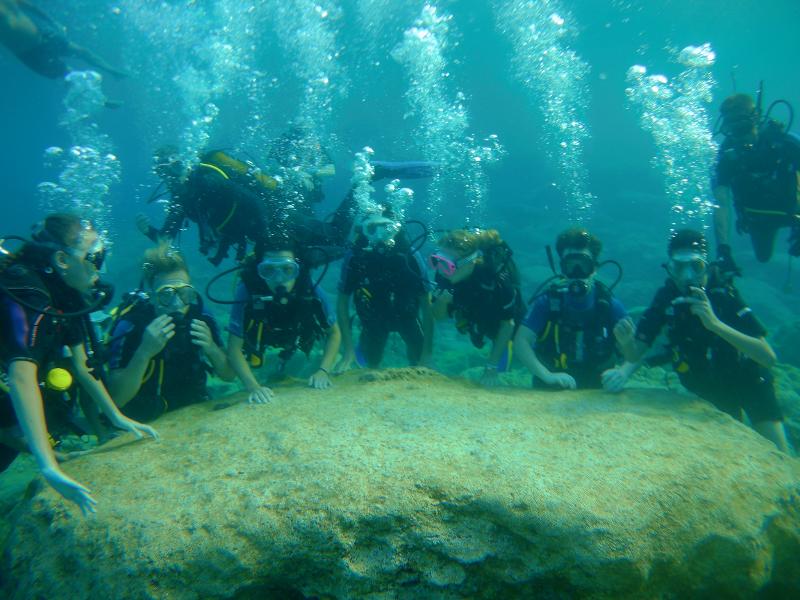 Al campo estivo internazionale a Cipro i partecipanti stanno facendo un immersione 