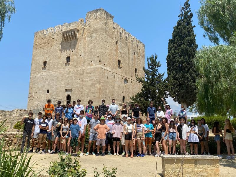Al soggiorno studio estero i ragazzi sono sotto una torre storica