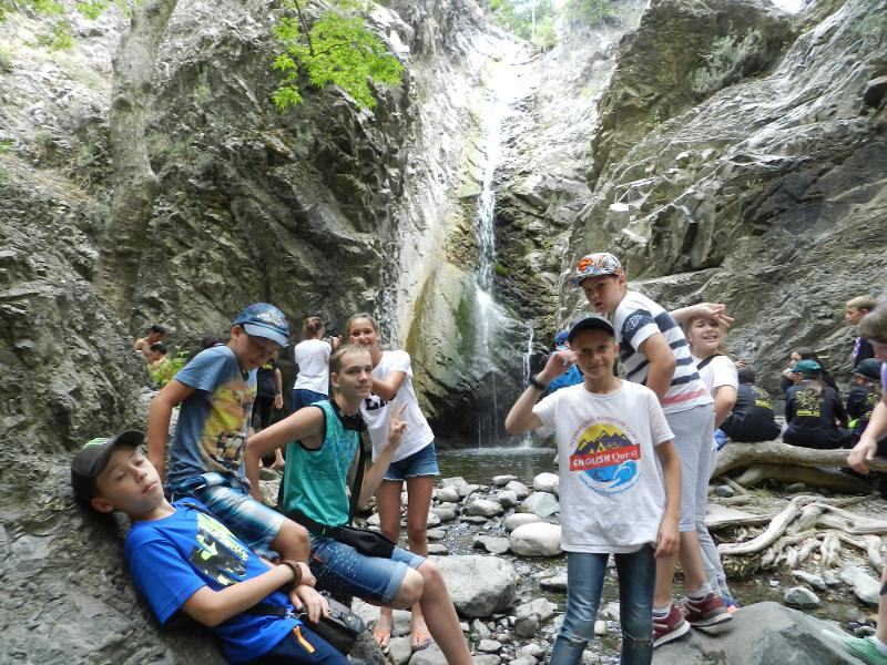 Al campo estivo internazionale a Cipro i ragazzi stanno facendo un'escursione in una cascata