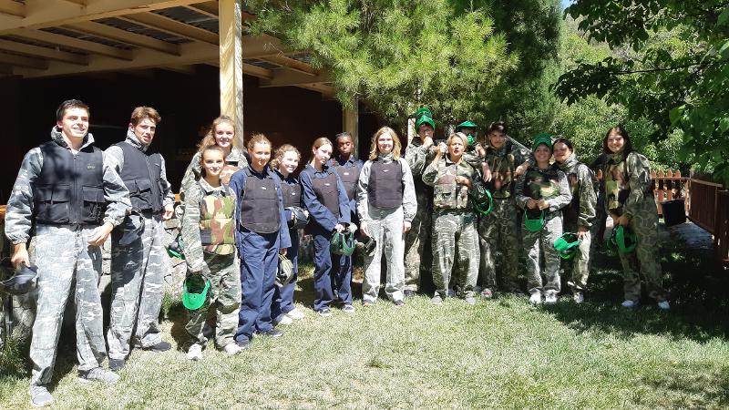 Al campo estivo internazionale a Cipro i partecipanti sono pronti per giocare a paintball