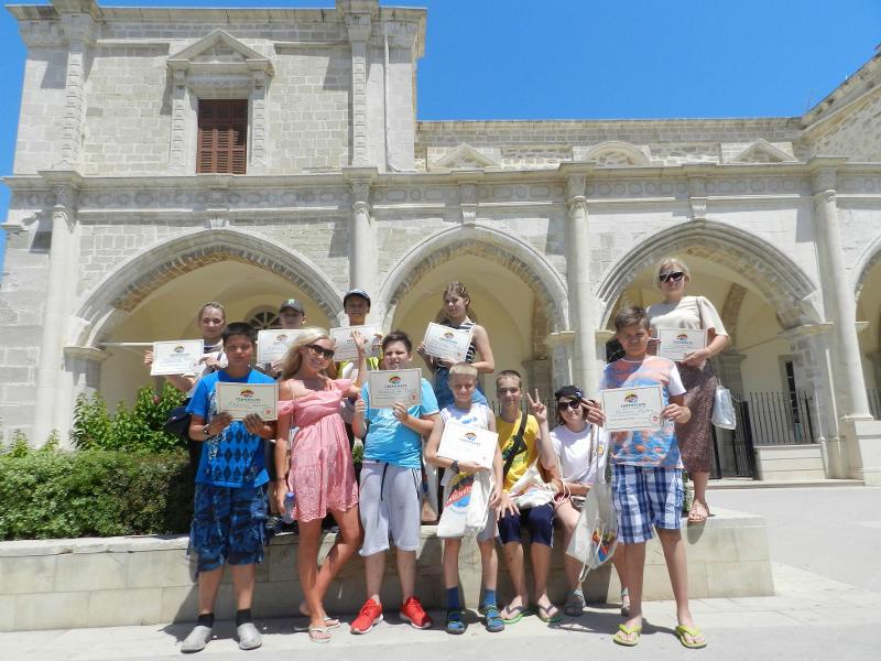 Al campo estivo internazionale a Cipro i partecipanti stanno mostrando il loro certificato del corso di lingua