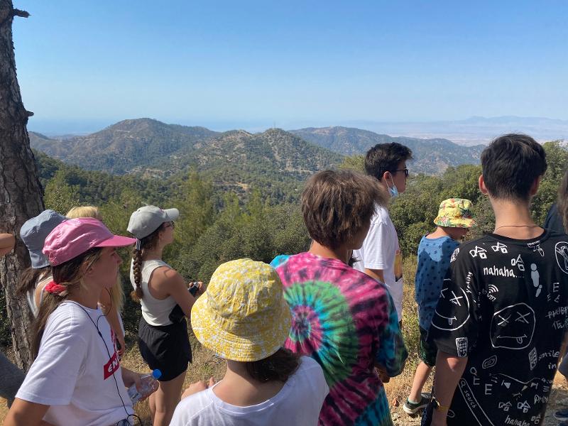 Al campo estivo internazionale a Cipro i ragazzi stanno facendo trekking in mezzo alla natura
