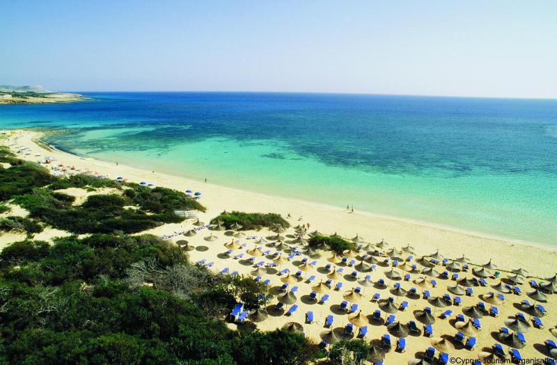 Al campo estivo internazionale a Cipro c'è un panorama dall'alto di una bellissima spiaggia