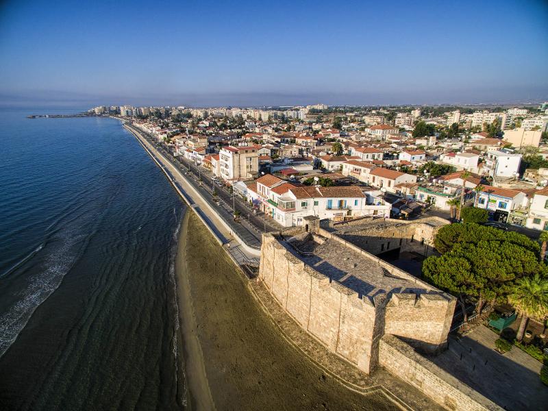 Al campo estivo internazionale a Cipro c'è una vista dall'alto della città e del mare