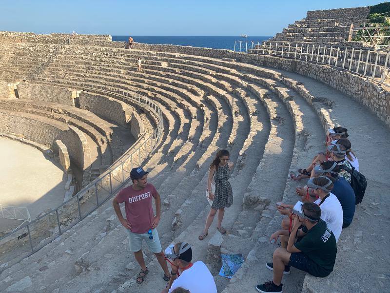 Visita all'anfiteatro al campo estivo internazionale in Spagna Al campo estivo internazionale in Spagna i ragazzi stanno facendo una visita all'anfiteatro