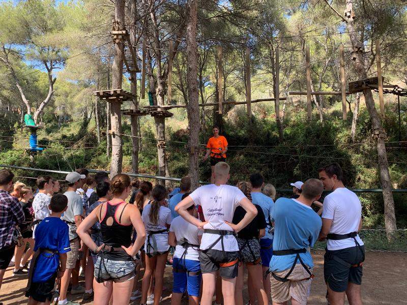 Al campo estivo internazionale in Spagna i ragazzi si stanno preparando a fare un percorso avventura