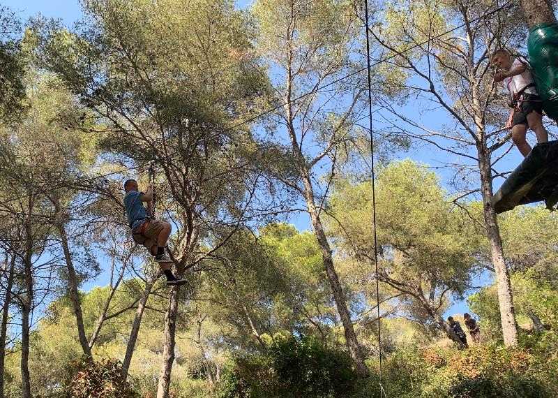 Percorso avventura super divertente al campo estivo internazionale in Spagna Al campo estivo internazionale in Spagna un ragazzo sta facendo il percorso avventura