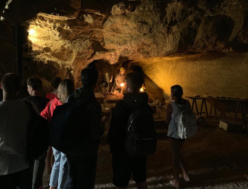 Visita alle grotte al campo estivo internazionale in Spagna Al campo estivo internazionale in Spagna i ragazzi stanno facendo una visita alle grotte