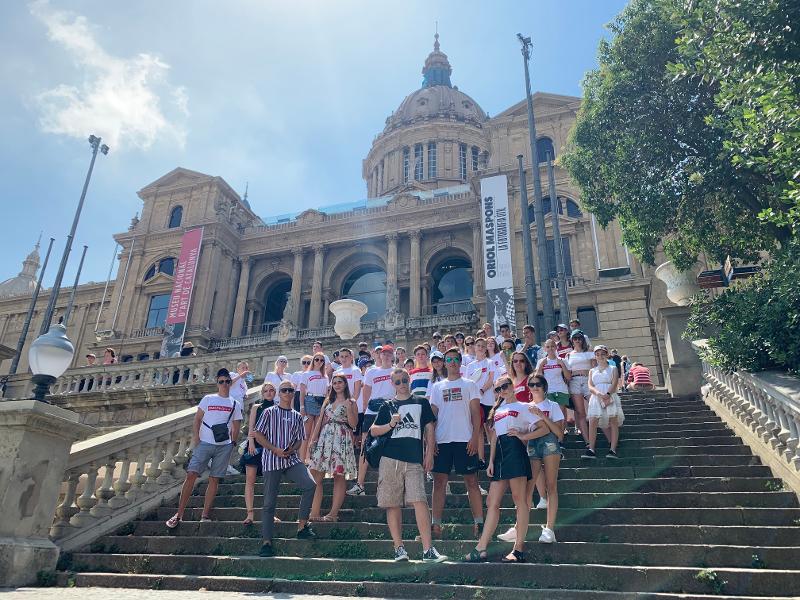 Un gruppo di ragazzi del corso di lingua spagnola visita un museo