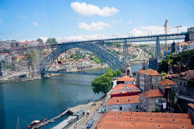 Al campo estivo internazionale a Porto c'è un panorama di un ponte e un fiume 