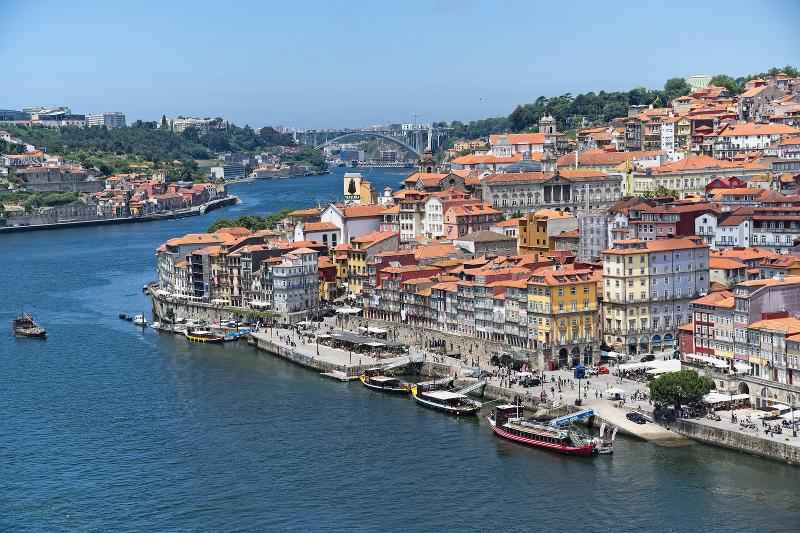 Al campo estivo internazionale a Porto c'è una vista del paese e del canale 