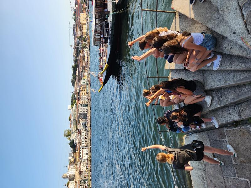 Al campo estivo internazionale a Porto i ragazzi stanno facendo una foto di fronte al mare