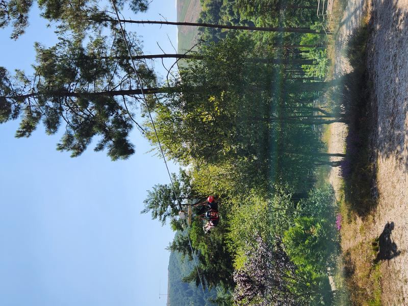Al campo estivo internazionale a Porto un ragazzo sta facendo facendo la slackline 
