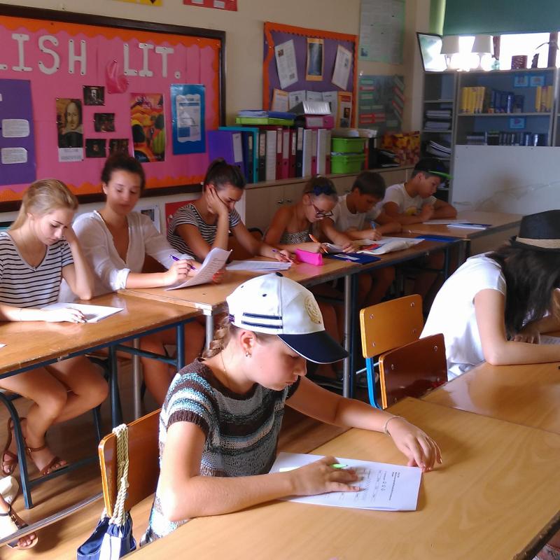 Nella vacanza studio Inghilterra i ragazzi sono riuniti a studiare nell'aula