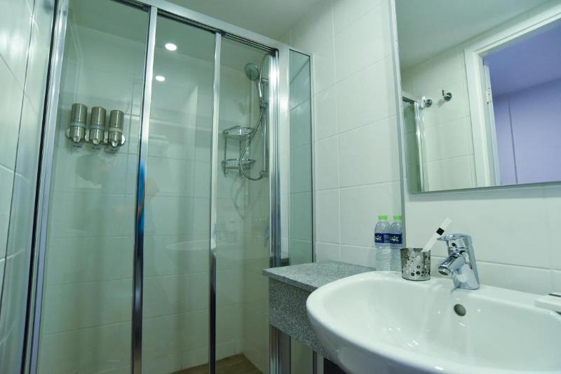 Al campo estivo internazionale a Cipro ci sono bagni attrezzati di ogni confort di cui hai bisogno 