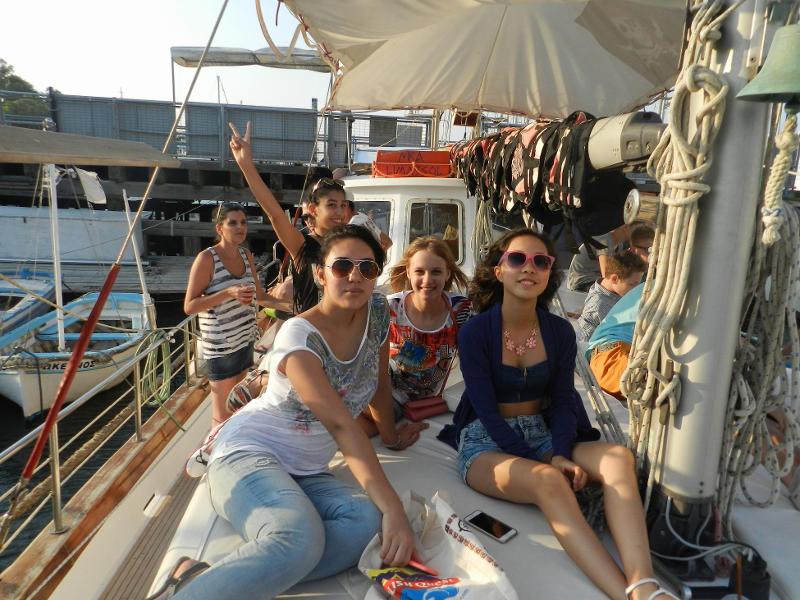 Al campo estivo internazionale a Cipro i ragazzi stanno facendo una gita in barca a vela