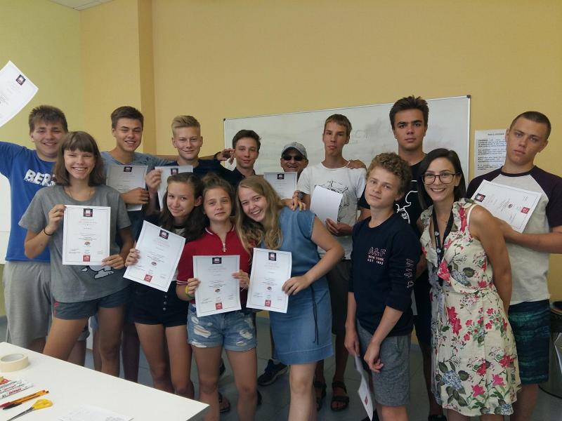 Al campo estivo internazionale a Cipro i ragazzi mostrano il loro certificato 