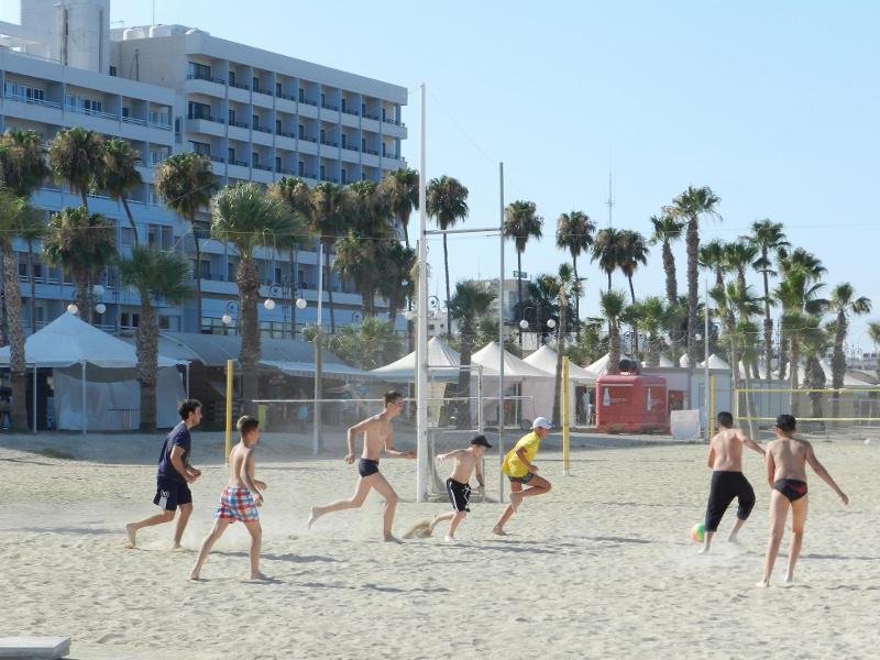 Al campo estivo internazionale a Cipro i ragazzi stanno giocando in spiaggia 